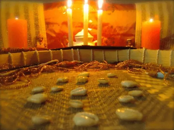 Tabuleiro de búzios sobre pano ritualístico para consulta espiritual com Leo de Oxalá, Pai de Santo em Salvador.